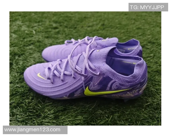 日本紫色足球明星的传奇故事与成就解析